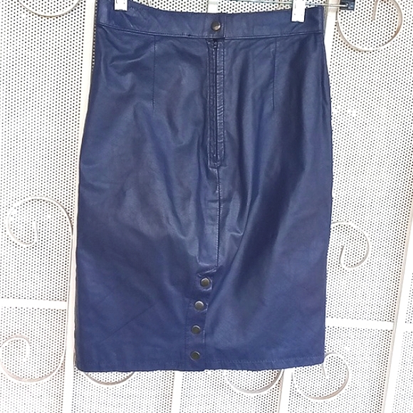Leather skirt with lining and accent buttons in rear. Size 5/6. - Picture 3 of 10